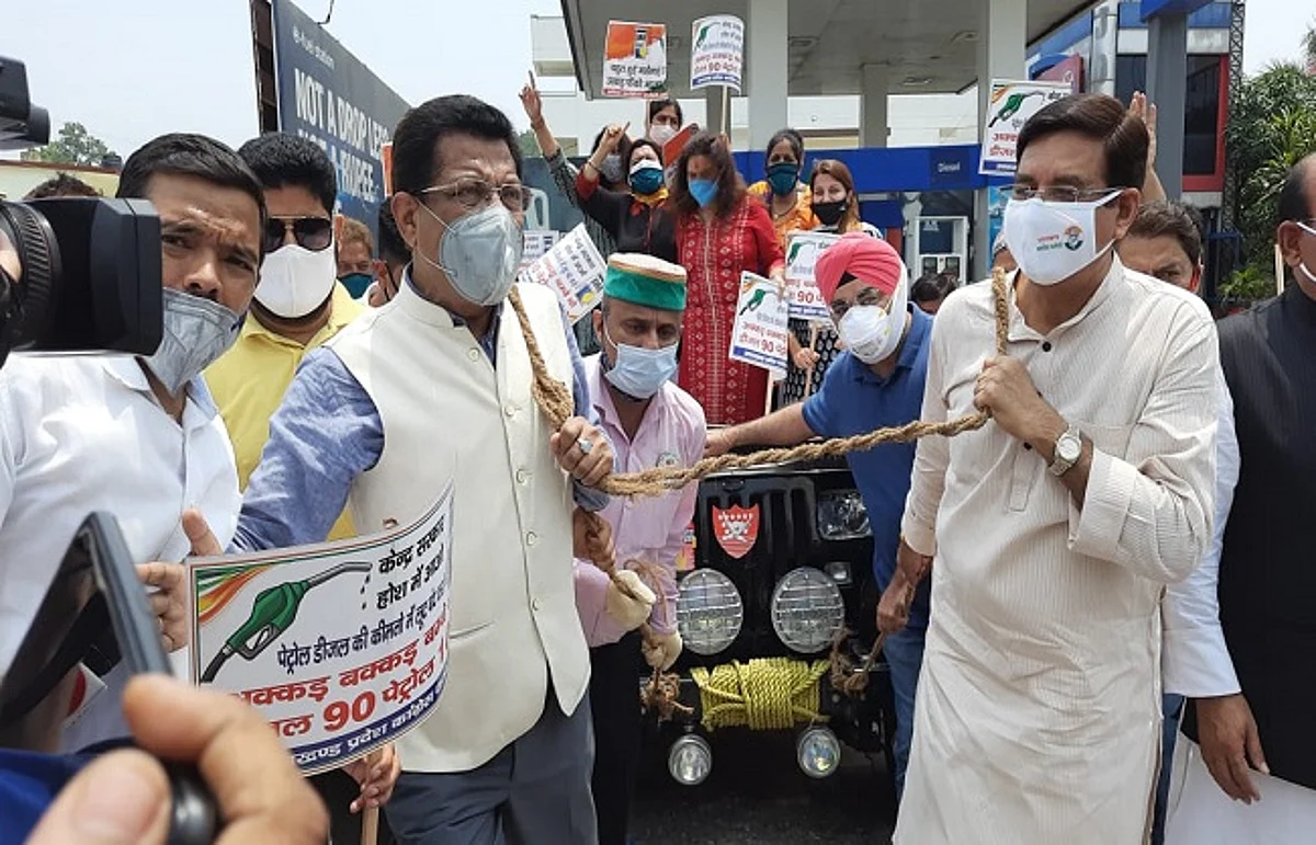 उत्तराखंड कांग्रेस ने पेट्रो पदार्थों की महंगाई के खिलाफ पेट्रोल पंपों पर किया प्रदर्शन