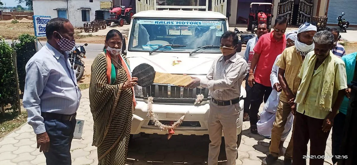 धमतरी : गुड्स कैरियर योजना के तहत सिहावा विधायक ने हितग्राही को सौंपी चाबी