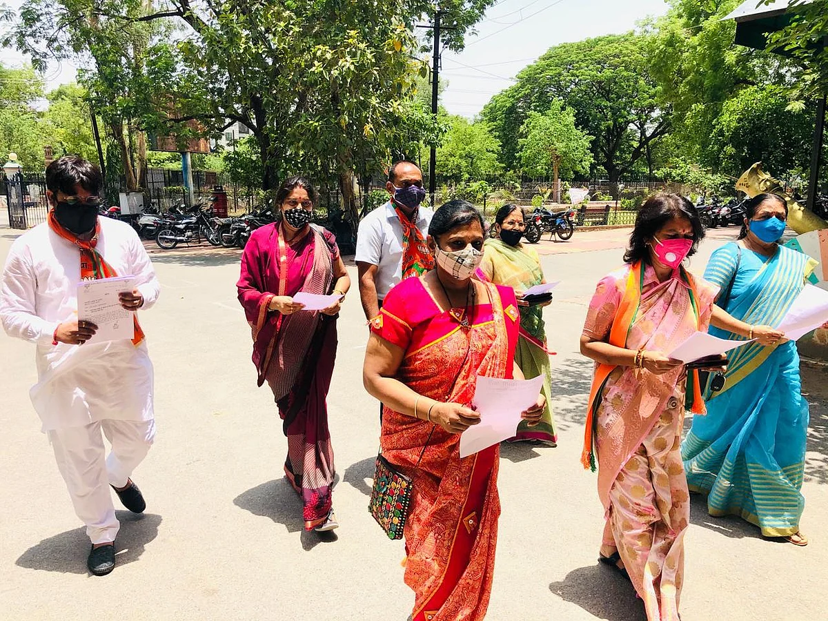 भाजपा महिला मोर्चा ने राज्यपाल के नाम ज्ञापन सौंप जयपुर महापौर को बहाल करने की मांग रखी
