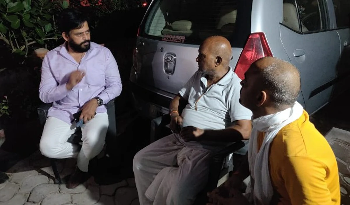 पत्रकार आदित्य दुबे के घर पहुंचे रवि किशन, मृतक के परिवार को सांसद ने सांत्वना दी