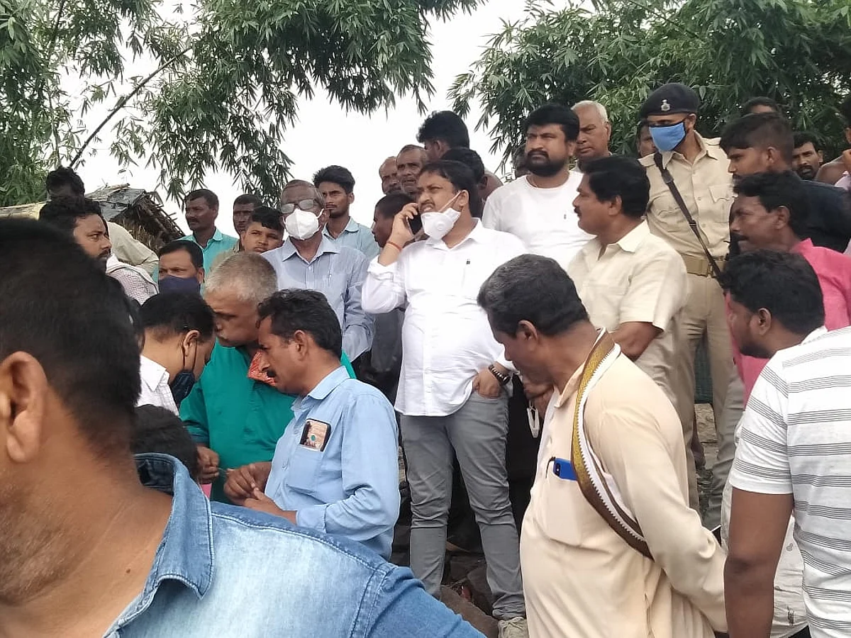 नाव हादसे की घटना सुन पहुंचे जायजा लेने वाल्मीकिनगर सांसद और बगहा विधायक