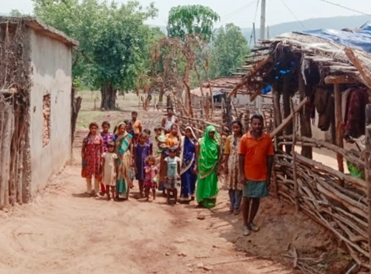 कोरबा: तीन से चार किलोमीटर पैदल चलकर नदी के पानी से अपनी प्यास बुझा रहे हैं आदिवासी