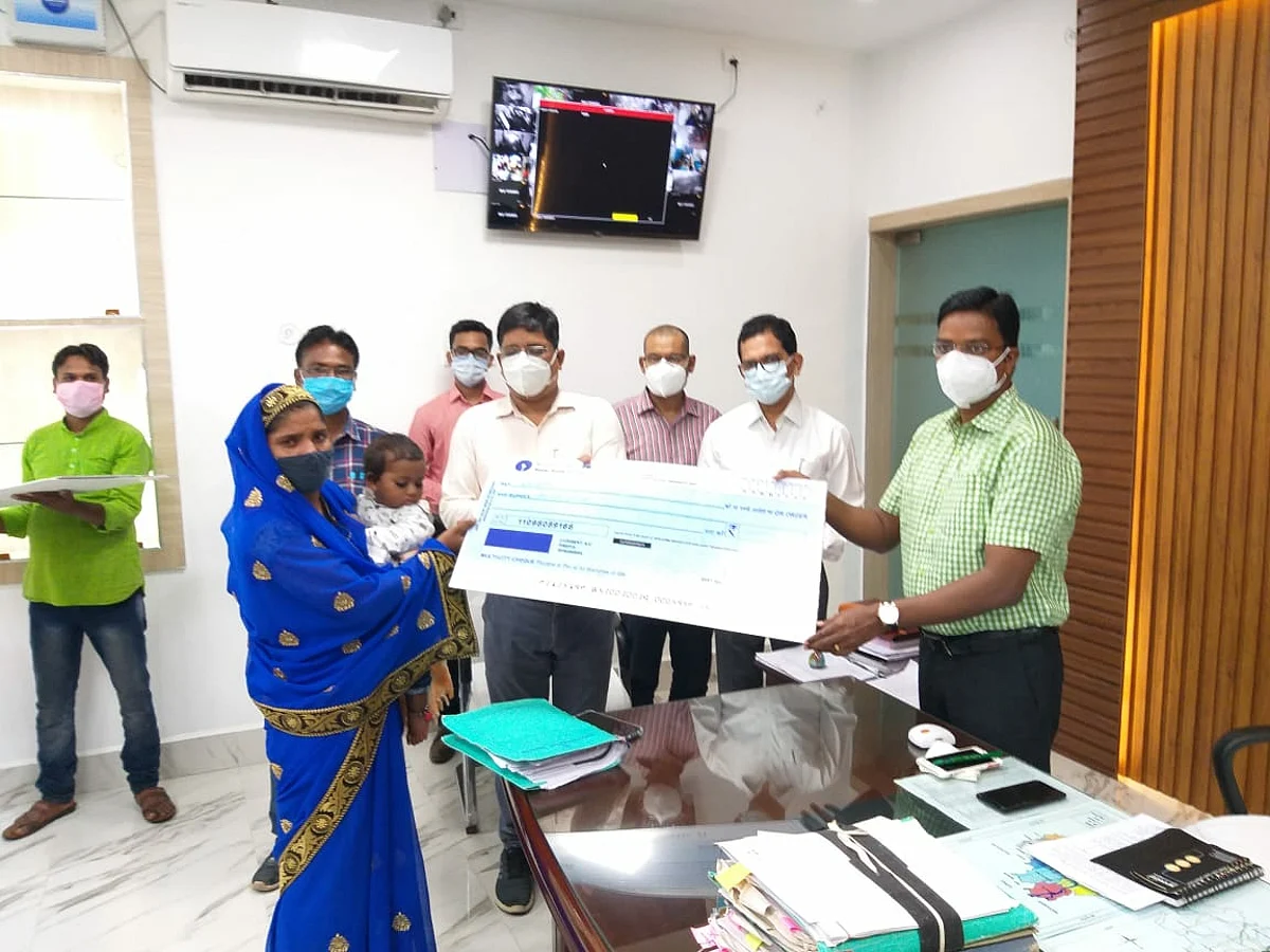 कोरोना से मौत पर समाहरणालय में विशेष प्रार्थना सभा का आयोजन,डीएम ने दिया चेक
