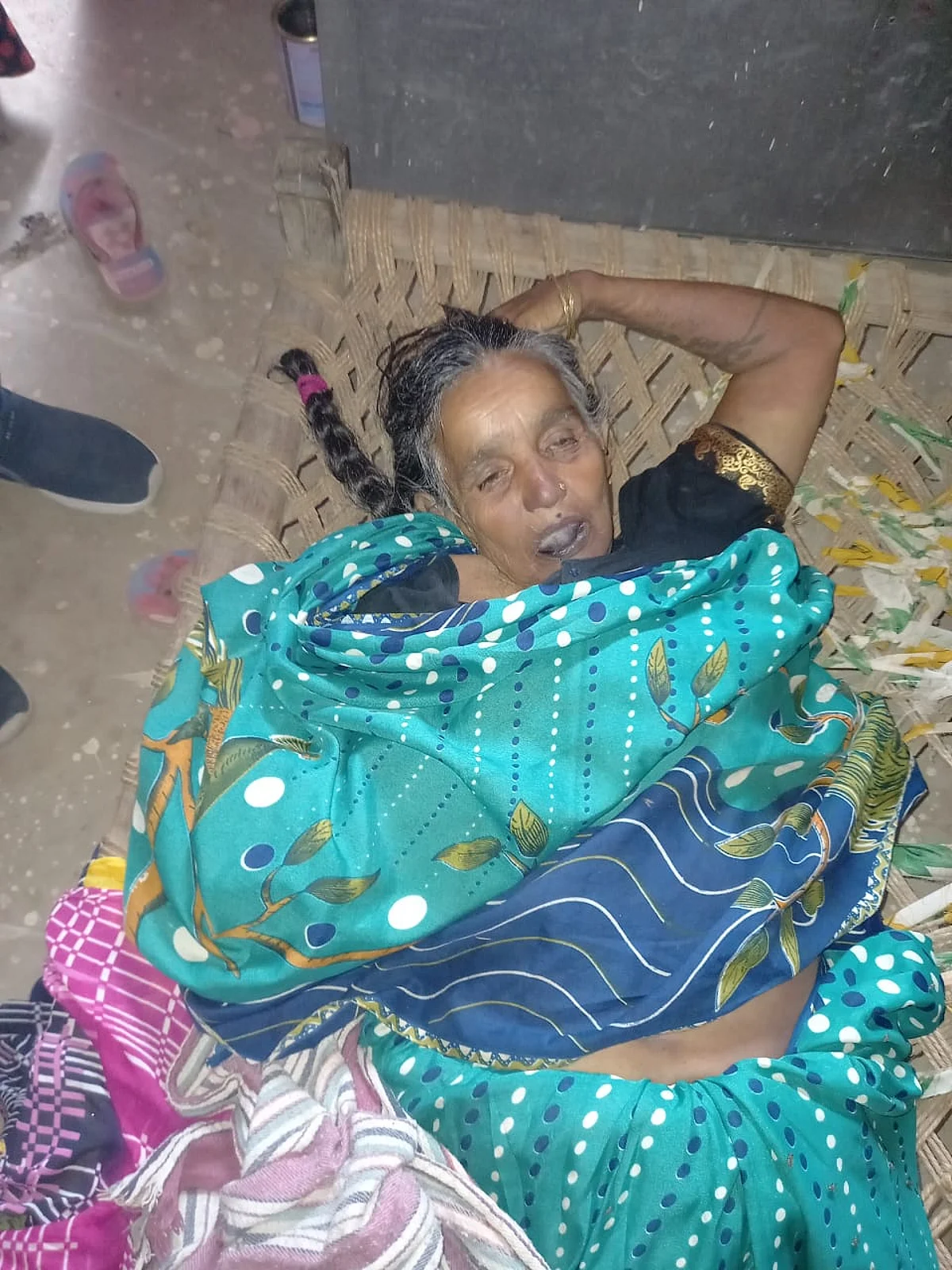 फंदे पर लटकता मिला महिला का शव, तीन हिरासत में