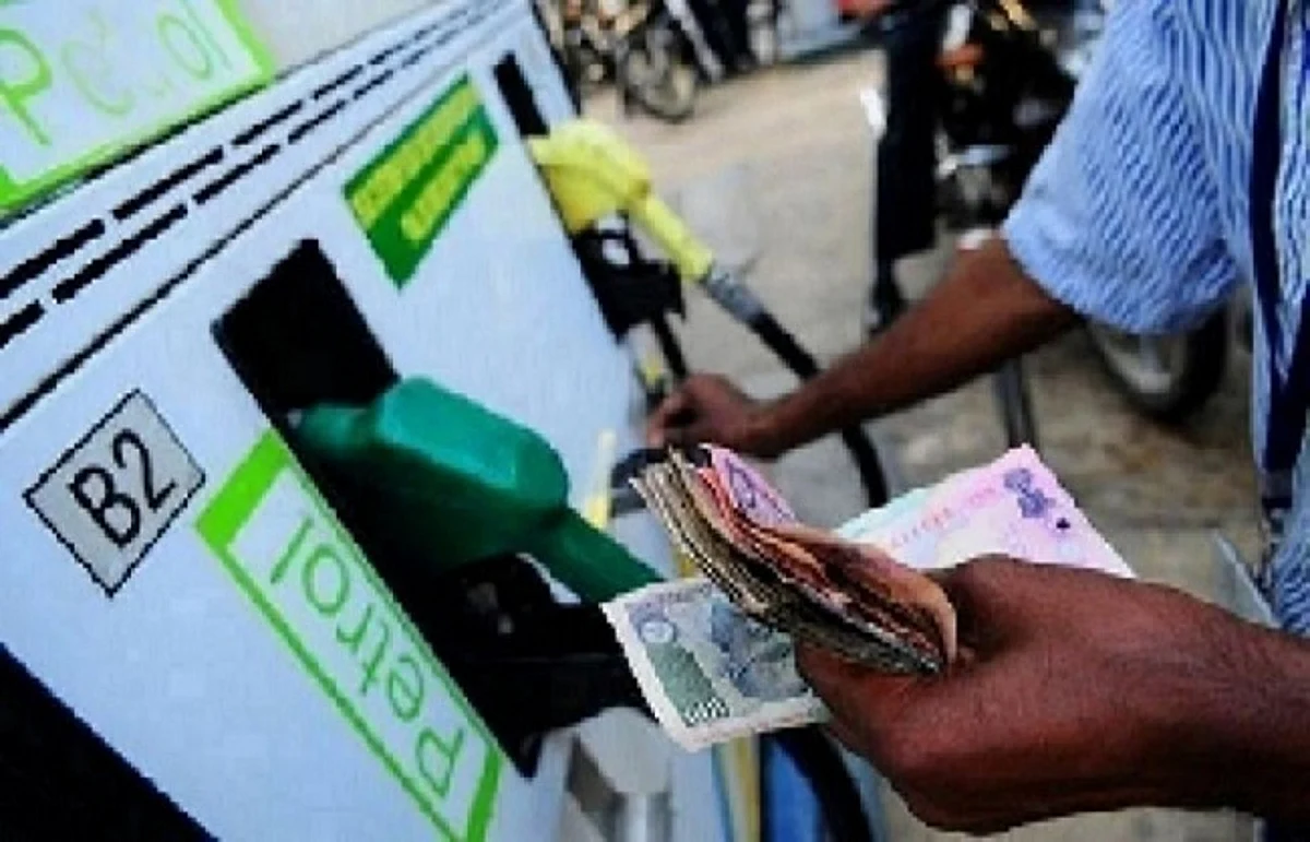 पेट्रोल-डीजल फिर हुआ महंगा, मुंबई में पेट्रोल 102 रुपये लीटर के पार