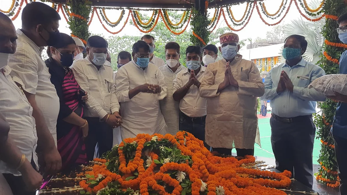 राज्य सरकार बिरसा मुंडा के अधूरे कार्यों को पूरा करेगी : रामेश्वर