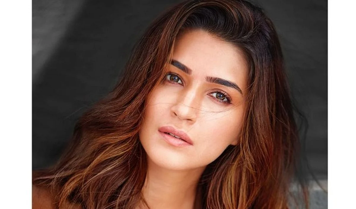 फैन की डिमांड पर कृति सेनन ने शेयर की बचपन की तस्वीर, एक्ट्रेस को पहचान पाना मुश्किल