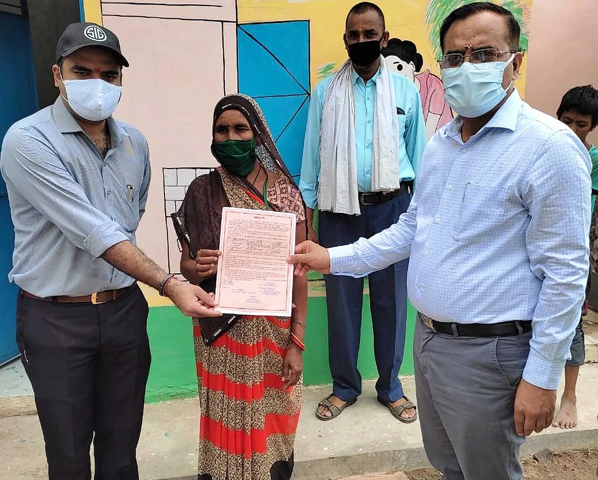 डीएम ने ब्यूर गांव में रुरल सेनेटरी मार्ट का किया शुभारम्भ