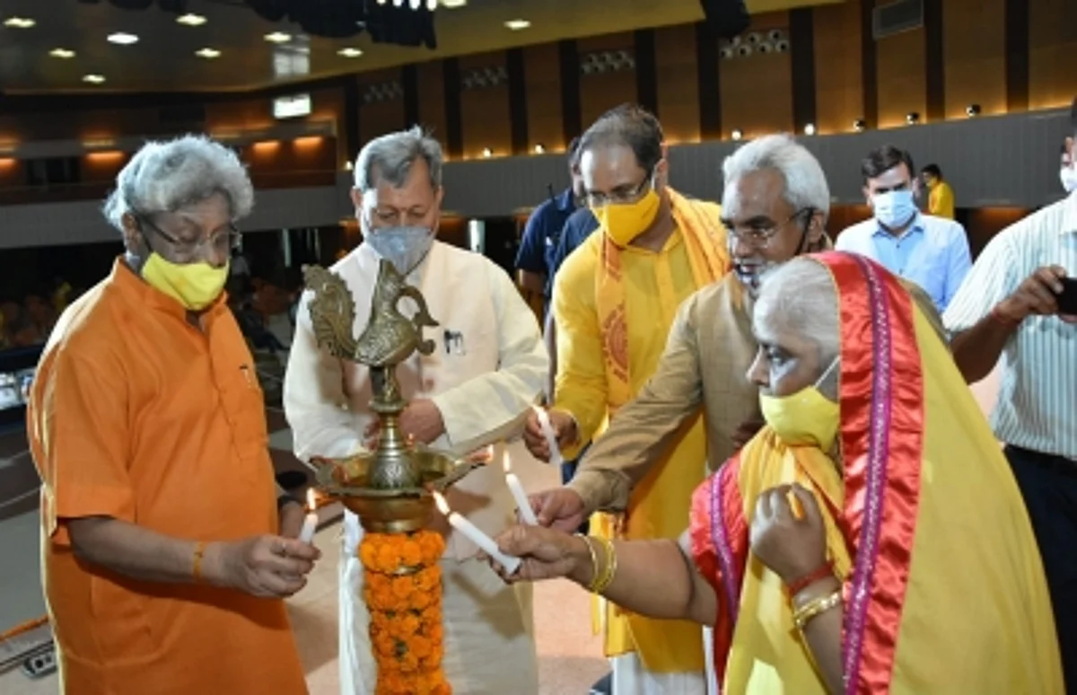 विश्व गायत्री परिवार, शांतिकुंज स्वर्ण जयंती पर स्मारक डाक टिकट जारी