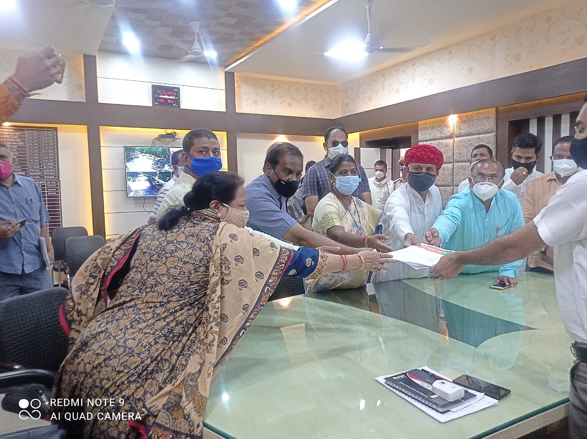 निर्वाचित महापौर एवं अन्य पार्षदों के अवैधानिक निलंबन के विरोध में दिया ज्ञापन