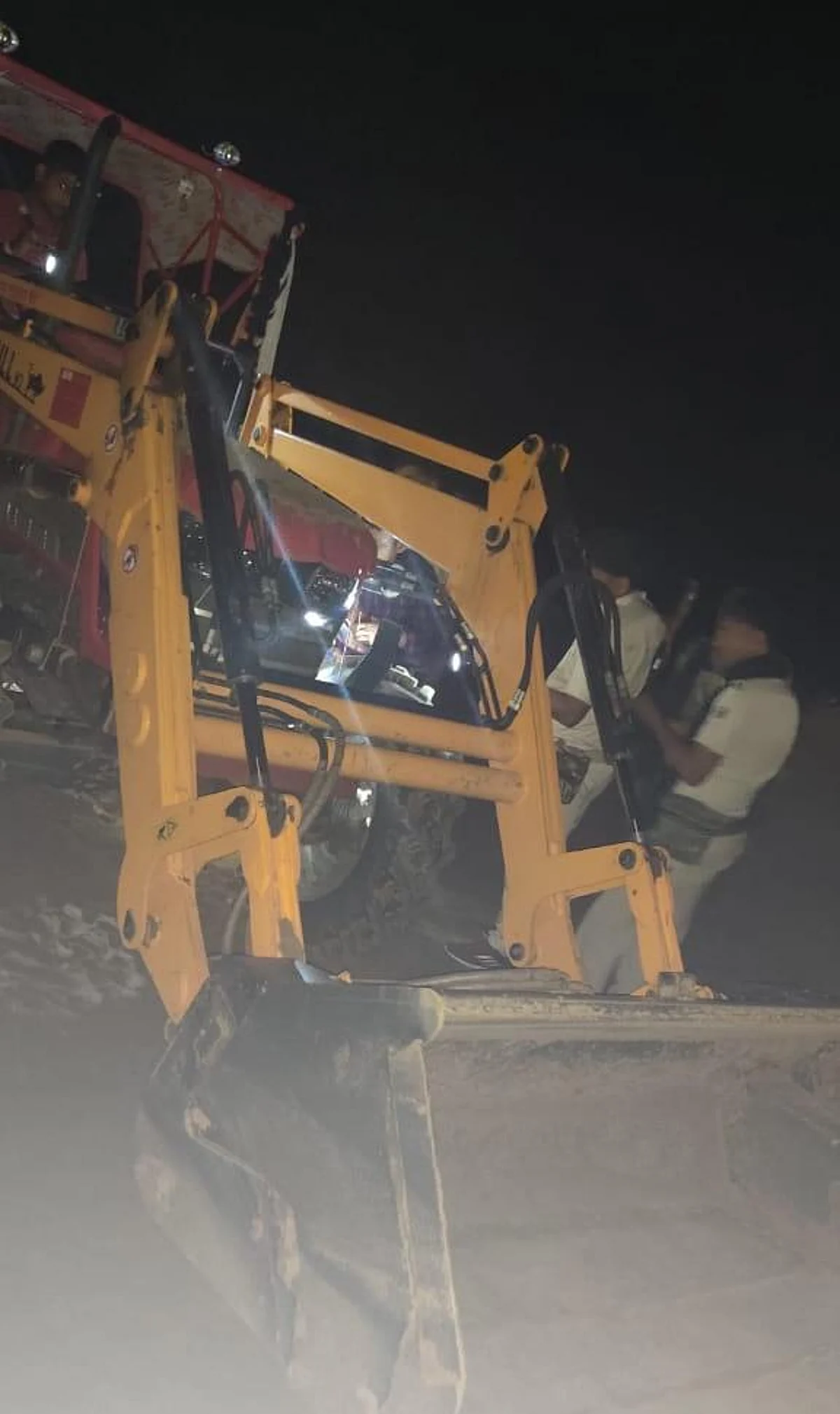 अवैध बालू उत्खनन करते हुए एक ट्रक एवं एक लोडर को किया गया जप्त
