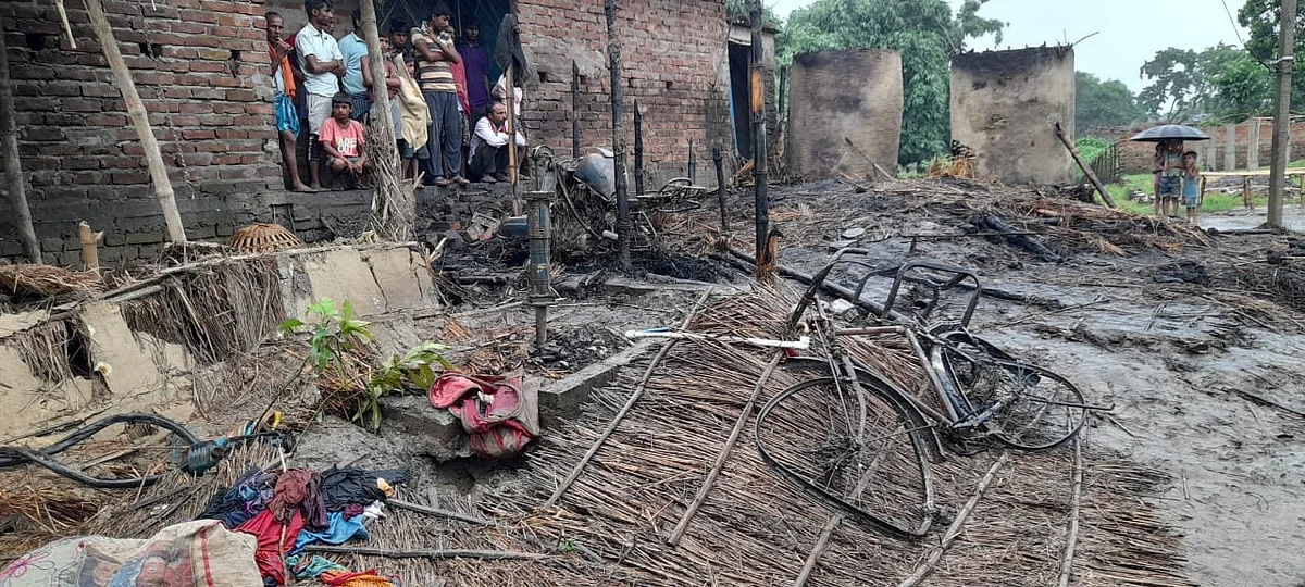 शॉट सर्किट से बाइक,नकदी रुपया समेत लाखों का समान जलकर खाक