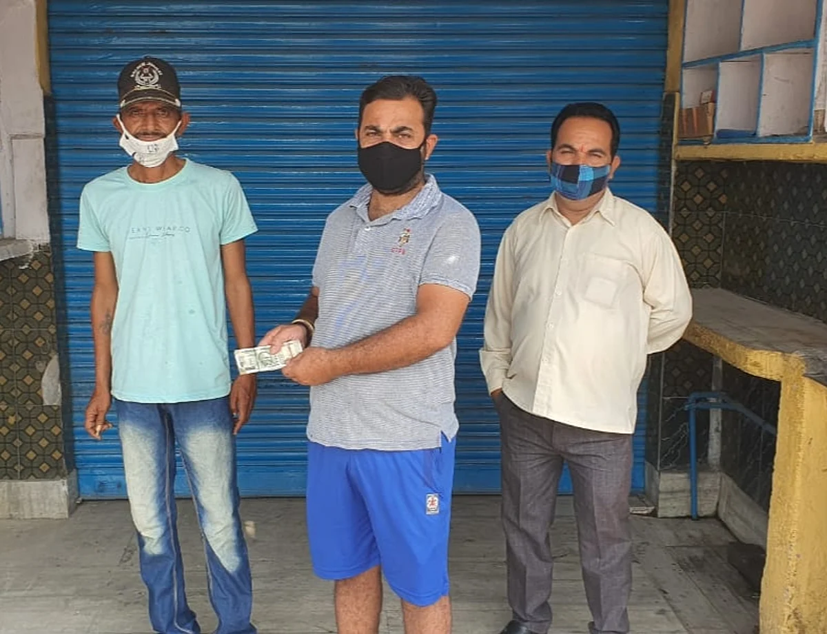 समाजसेवी अरुण शर्मा ने आग की चपेट में आई दुकान के मालिक की 20 हजार की आर्थिक मदद की