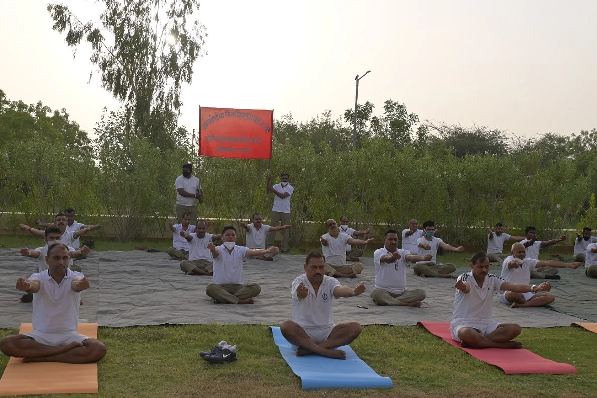 थार के रेगिस्तान में अंतरराष्ट्रीय सीमा चौकियों पर जवानों ने किया योग