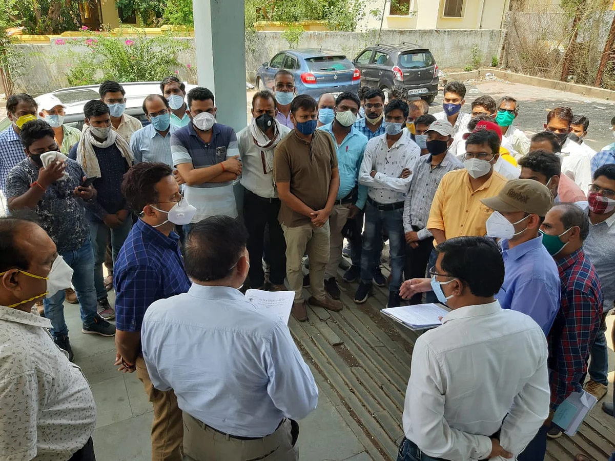 कनिष्ठ यंत्री पर दर्ज प्रकरण वापस लेने की मांग को लेकर विद्युतकर्मियों ने एसपी को सौंपा ज्ञापन