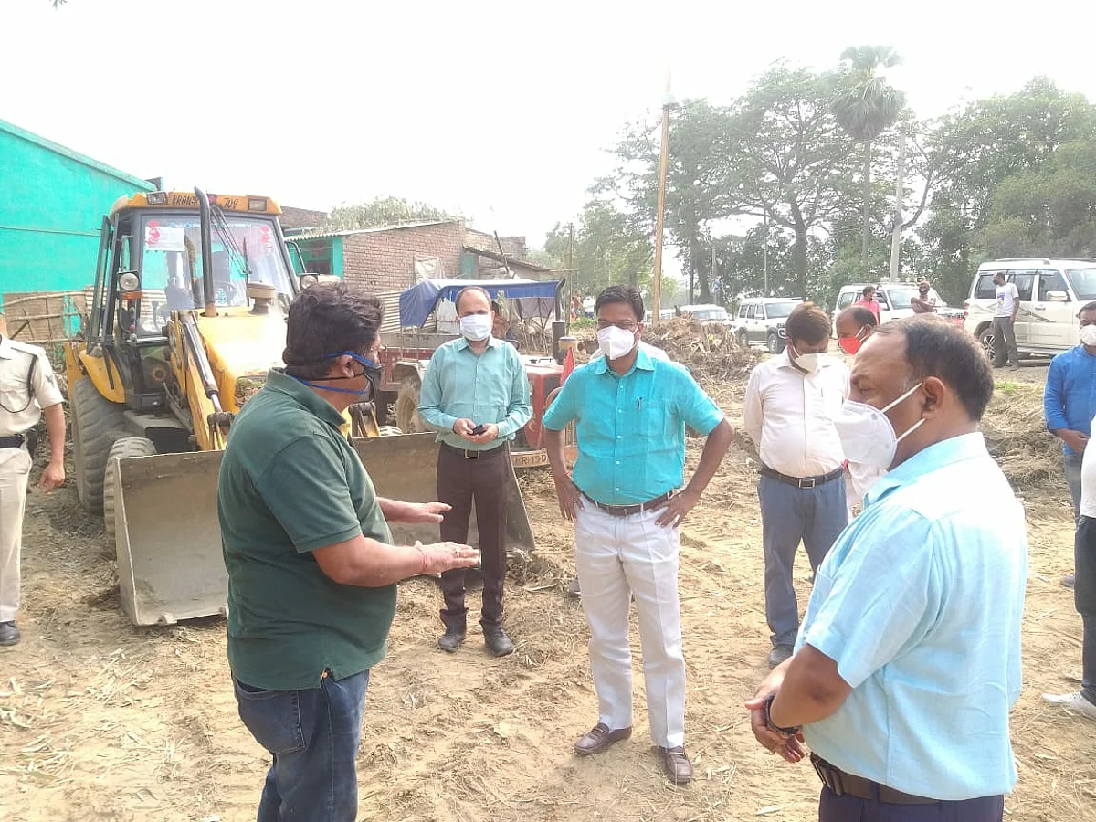 डीएम ने बैजनाथपुर व पटुआहा में एन.एच.107 निर्माण कार्य प्रगति का किया निरीक्षण