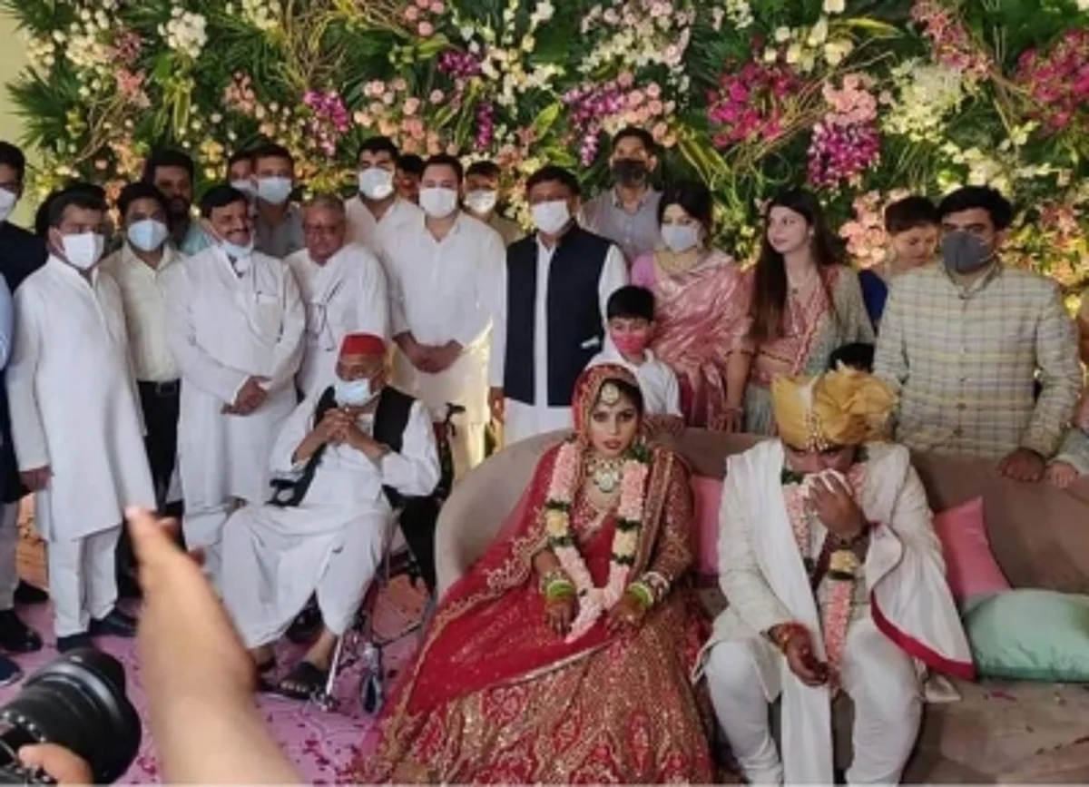 पारिवारिक शादी में मतभेद भुलाकर साथ आया यादव परिवार