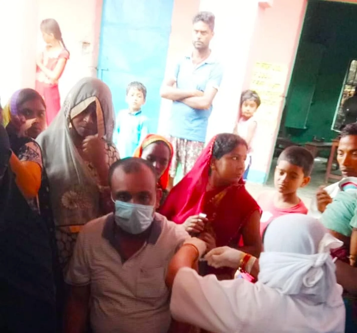 बगहा एक के बीआरसी अंतर्गत 689 शिक्षकों ने लिया कोरोना का टीका