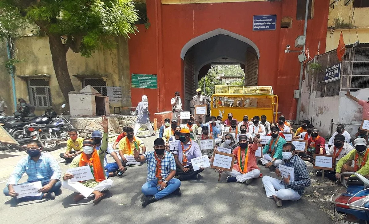 जयपुर में महापौर एवं पार्षदों के निलंबन की कार्रवाई का विरोध अलवर में भी, भाजपा ने जिलेभर में किया प्रदर्शन