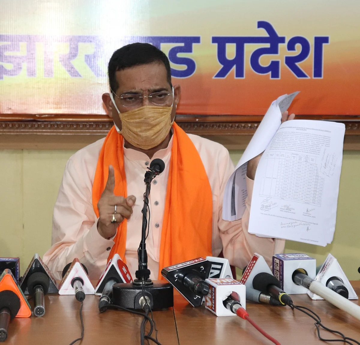 खनिज संपदा की लूट को लेकर राज्यपाल से मिले दीपक प्रकाश