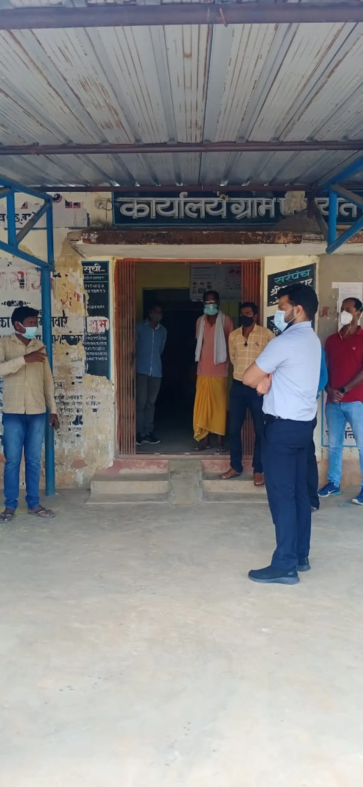 कोण्डागांव - कलेक्टर ने टीकाकरण केन्द्रों में पहुंच अनुपस्थित कर्मचारियों को दिया नोटिस