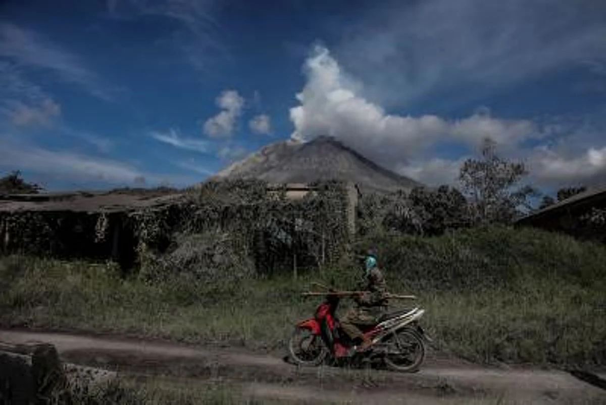 Indonesia - ज्वालामुखी फटने से माउंट मेरापी से निकला लावा