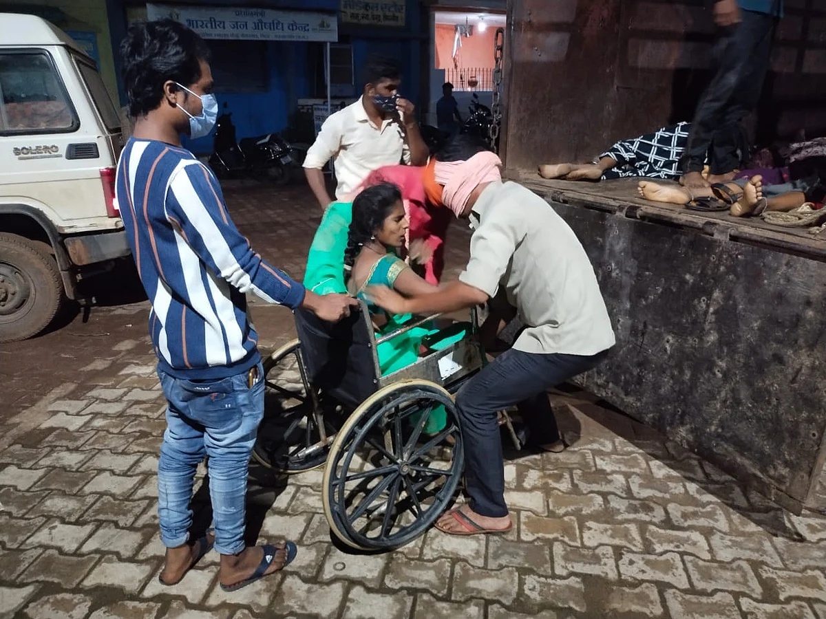 रायपुर : मजदूरों से भरी पिकअप वाहन पेड़ से टकराई, तीन महिलाओं की मौत, कई घायल