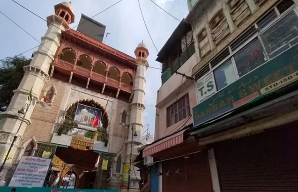 ख्वाजा के दर पर कोरोना ने जाने से रोका तो दरवाजे पर ही लगा रहे हैं अर्जियां