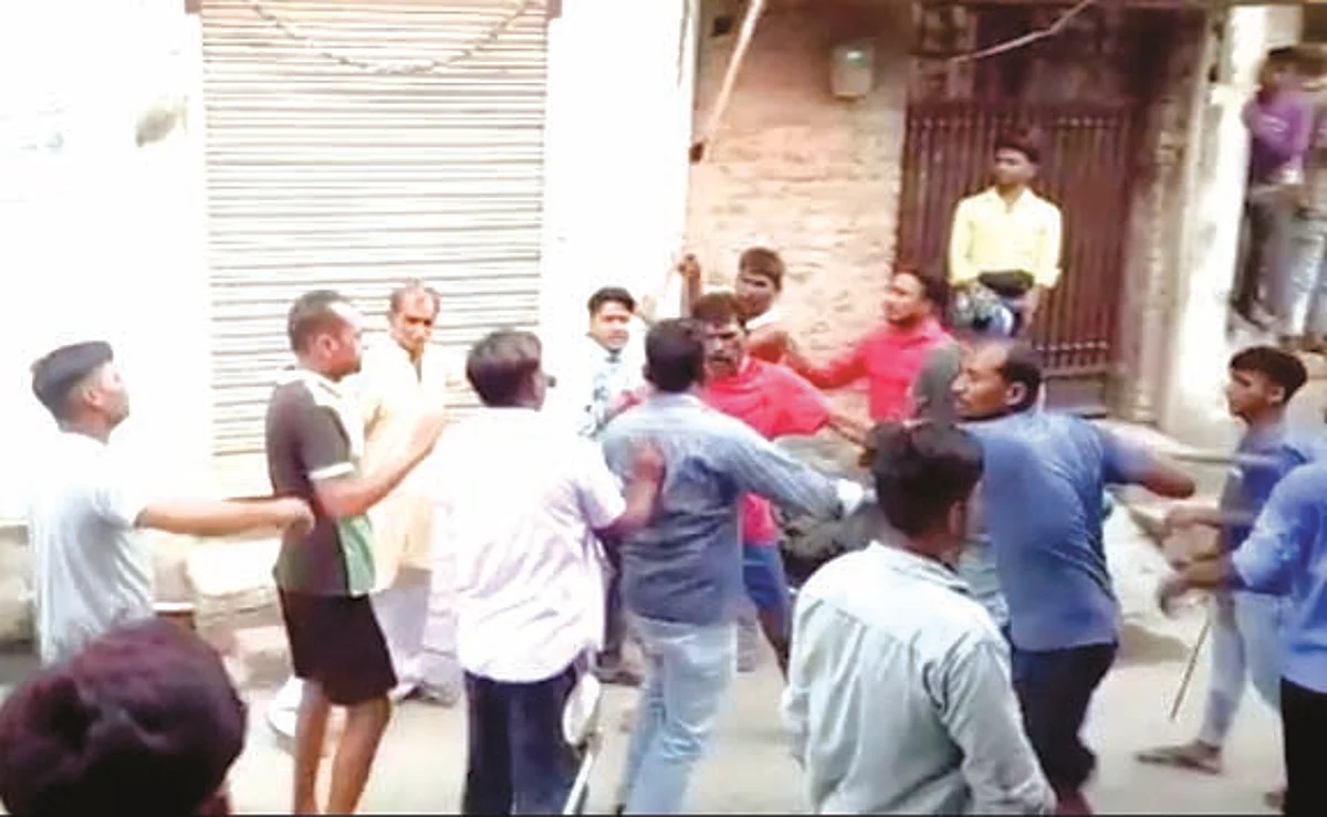 रोशनाबाद में दो पक्षों में जमकर चले लाठी-डंडे