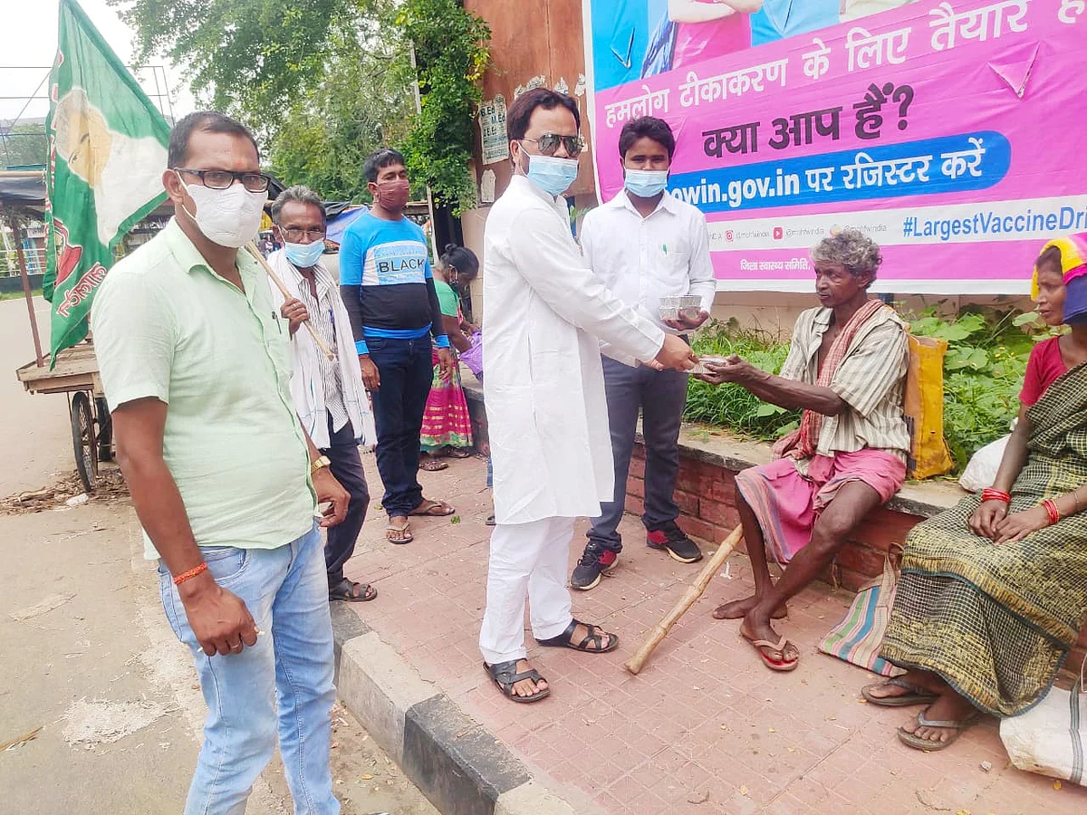 केक काटकर मनाया लालू यादव का जन्मदिन