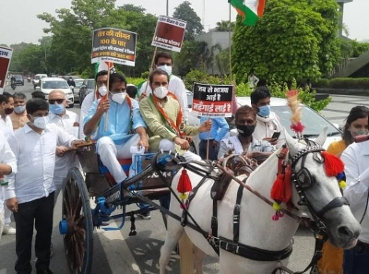 कांग्रेस: बढ़ते पेट्रोल डीजल के कीमतों पर प्रदर्शन, घोड़ा गाड़ी पर बैठकर जताया विरोध