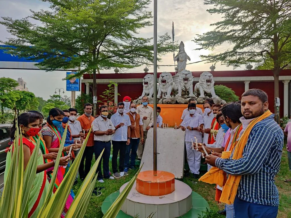 रायपुर : गलवान घाटी के शहीदों को भाजपा झुग्गी झोपड़ी प्रकोष्ठ ने दी श्रद्धांजलि