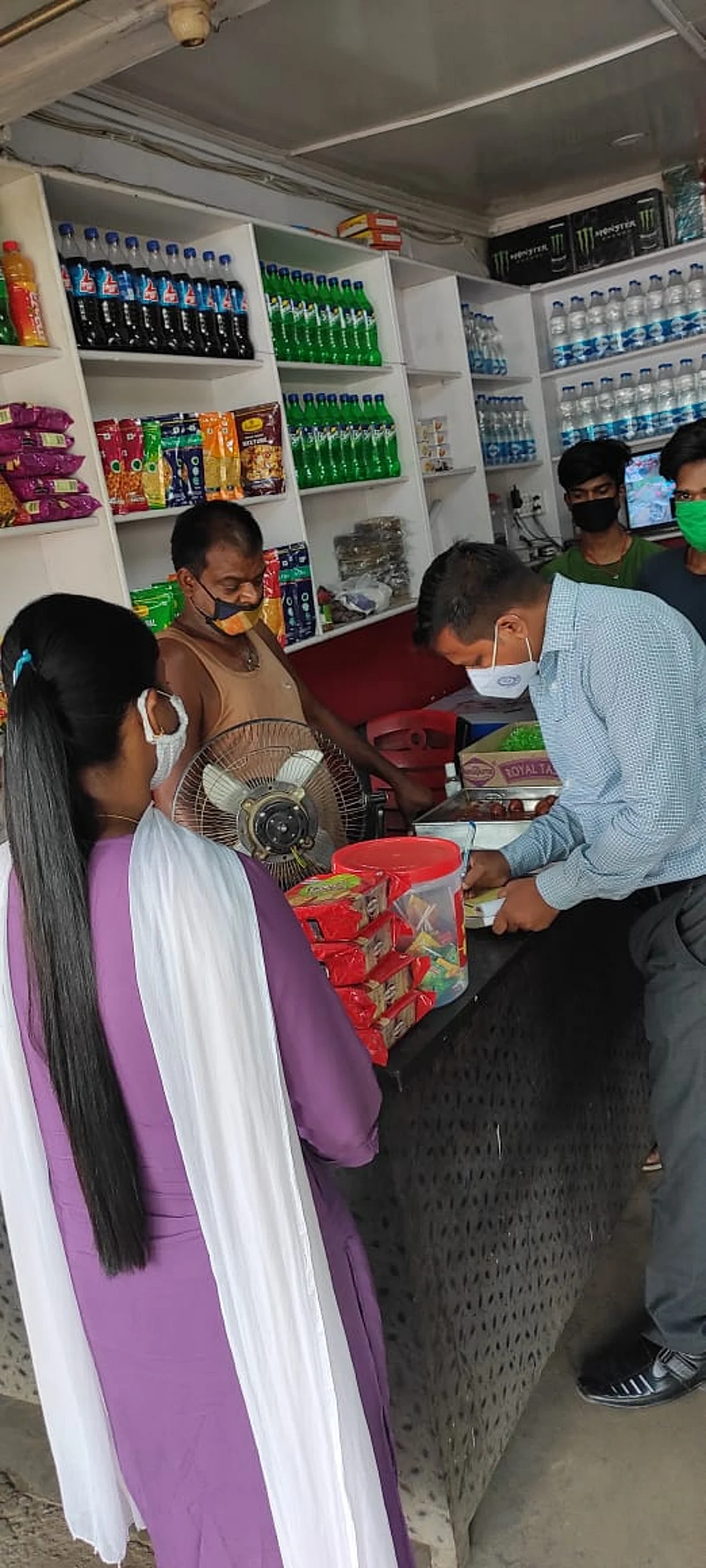 खाद्य सुरक्षा अधिनियम के तहत कई दुकानों में छापेमारी