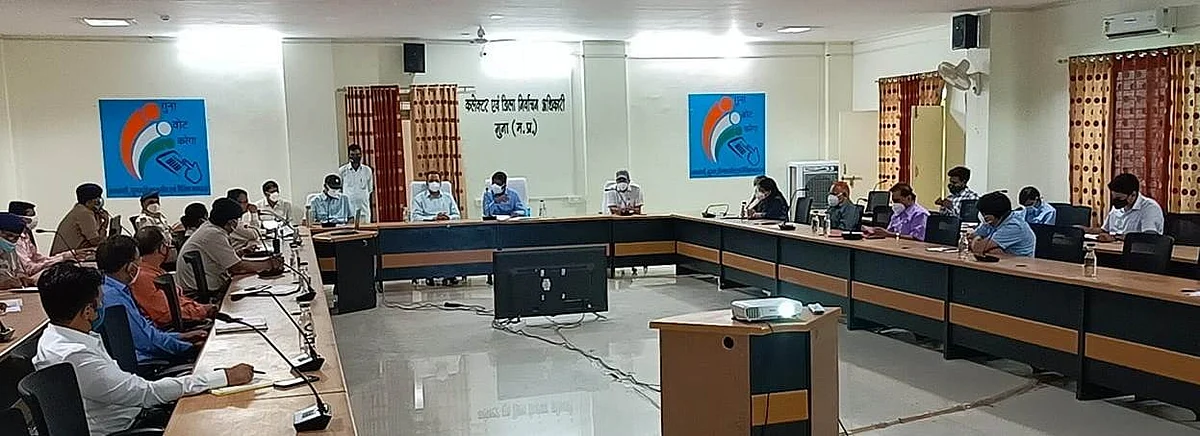 अतिवृष्टि और बाढ़ से निबटने हेतु अलर्ट मोड पर रहें अधिकारी : कलेक्टर