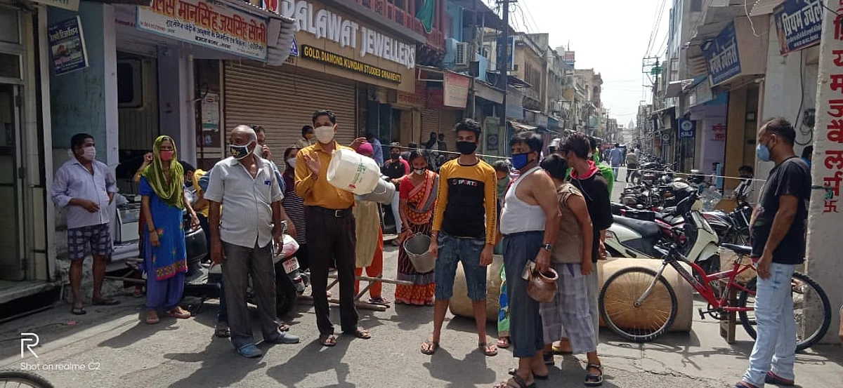 अलवर में खाली बर्तन रख लोगों ने लगाया जाम