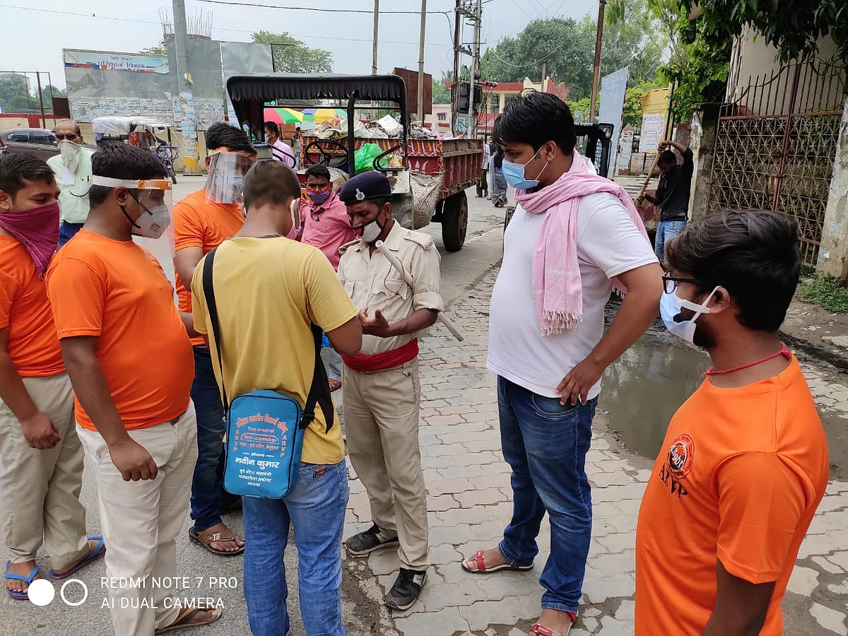 बारिश भी नहीं बन सकी बाधक, जारी है विद्यार्थी परिषद का मिशन आरोग्य रक्षक