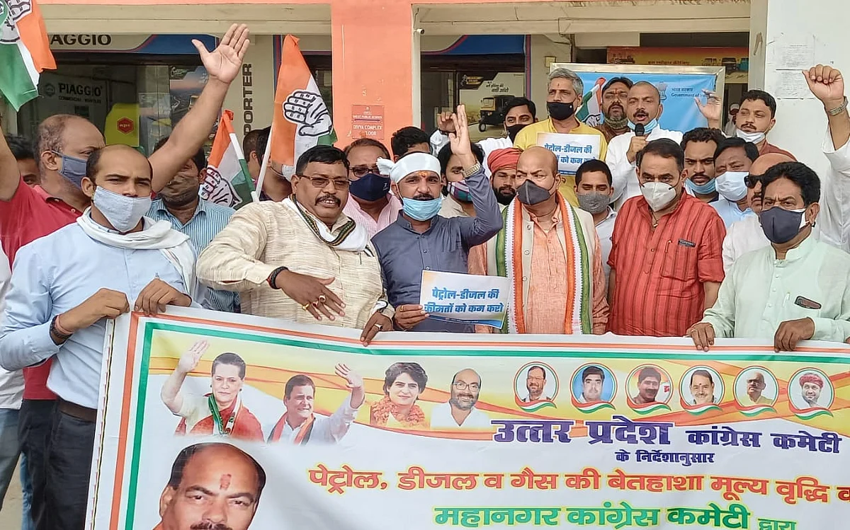पेट्रोल-डीजल की कीमतों में लगातार वृद्धि के खिलाफ कांग्रेसी सड़क पर उतरे, प्रदर्शन