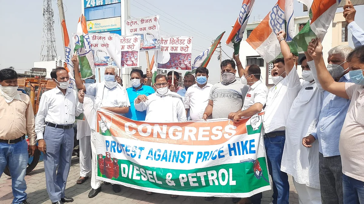 पेट्रोल-डीजल की कीमतों में बढ़ोतरी के विरोध में दयालाचक में कांग्रेस कार्यकर्ताओं ने किया प्रदर्शन