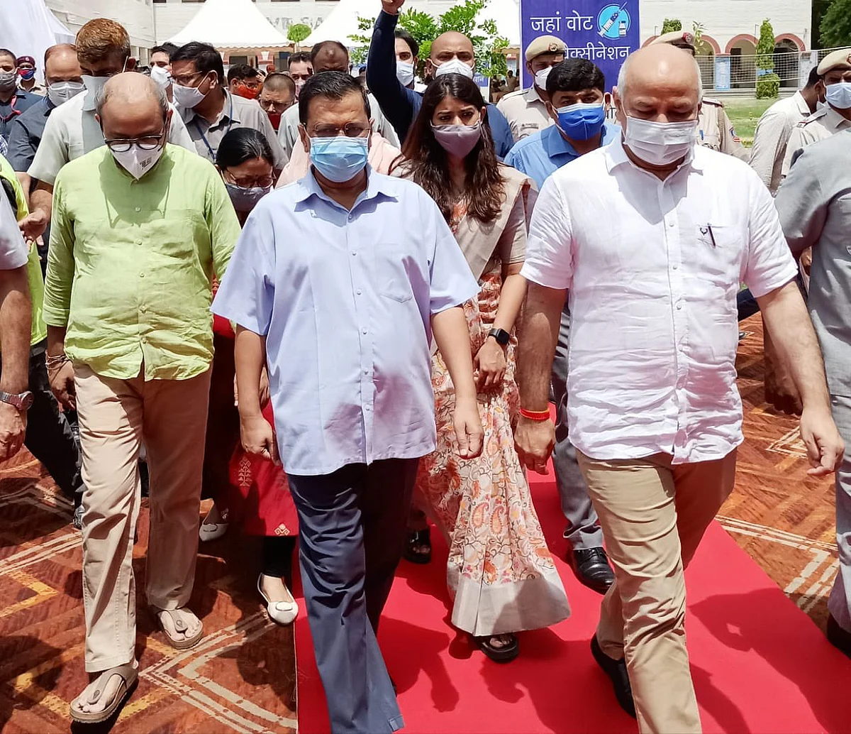 जहाँ वोट, वहीं वैक्सीन अभियान के मार्फ़त अपनी जमीन मजबूत करने में जुटी आप, केजरीवाल भी पहुंचे टीकाकरण केंद्र