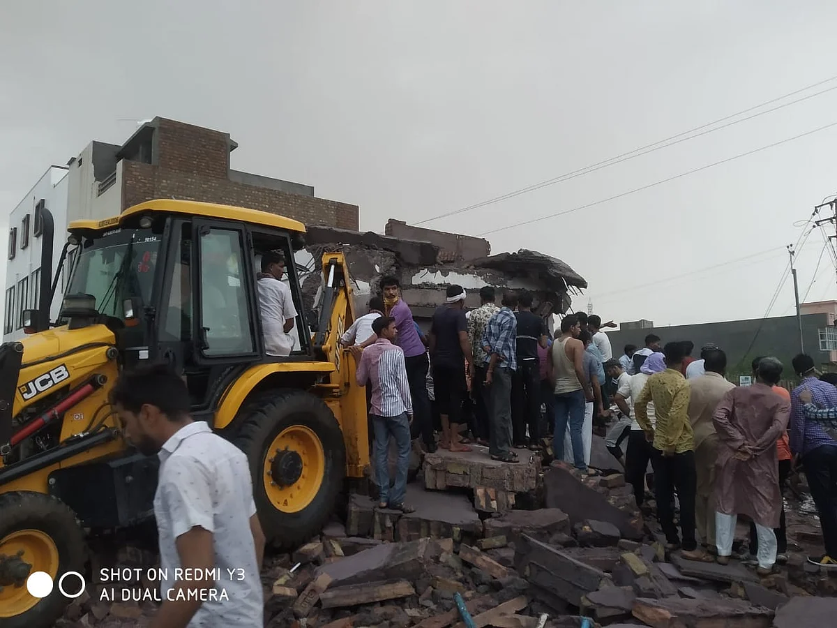बारिश से निर्माणाधीन बिल्डिंग गिरी, तीन की मौत