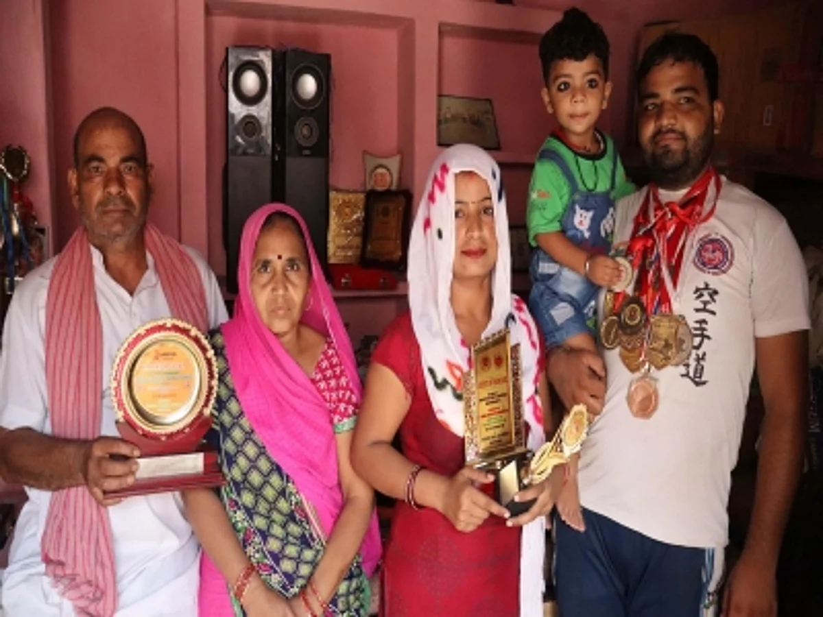 मथुरा में चाय बेचने पर मजबूर कराटे चैंपियन हरि ओम