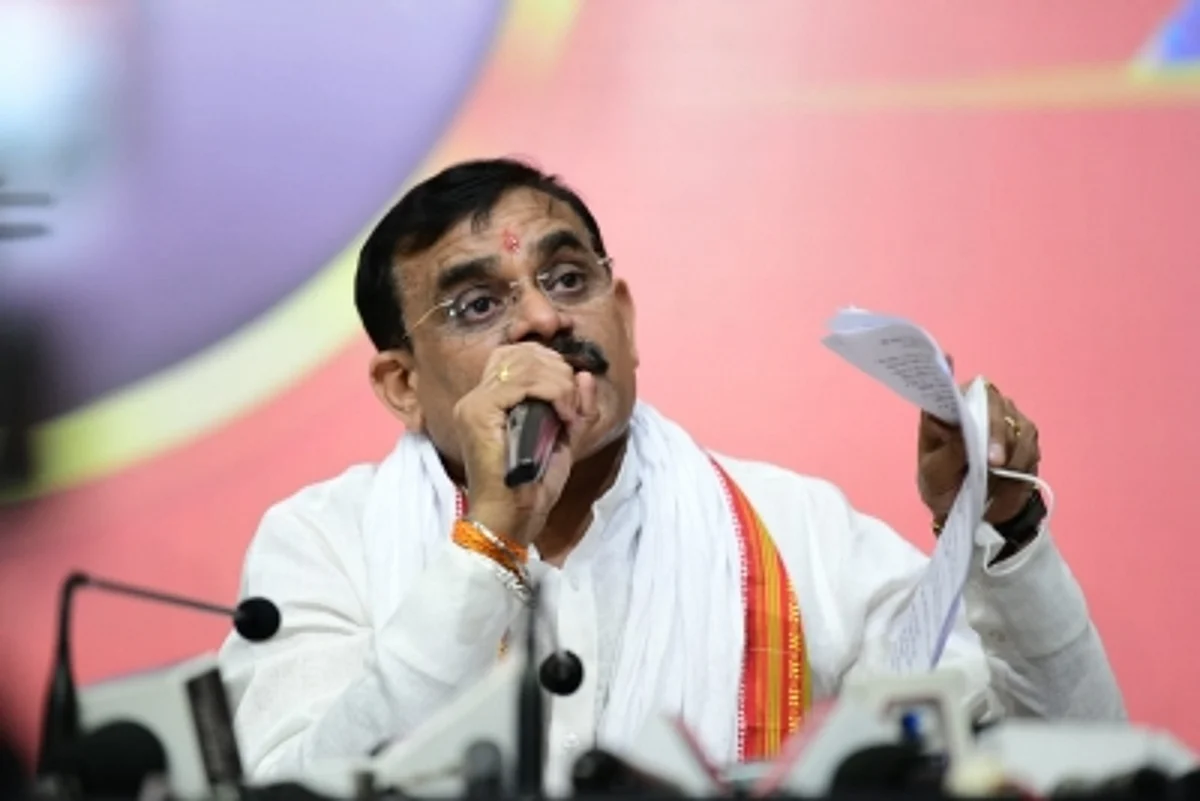 भोपाल में भाजपा प्रदेशाध्यक्ष ने पीले चावल देकर वैक्सीनशन का आमंत्रण दिया