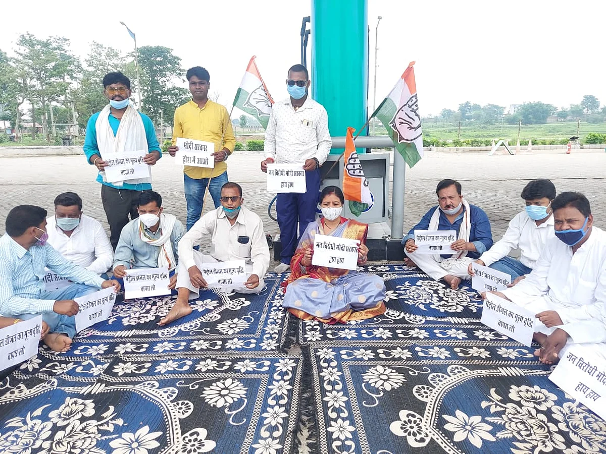 मूल्य वृद्धि के खिलाफ विधायक का धरना
