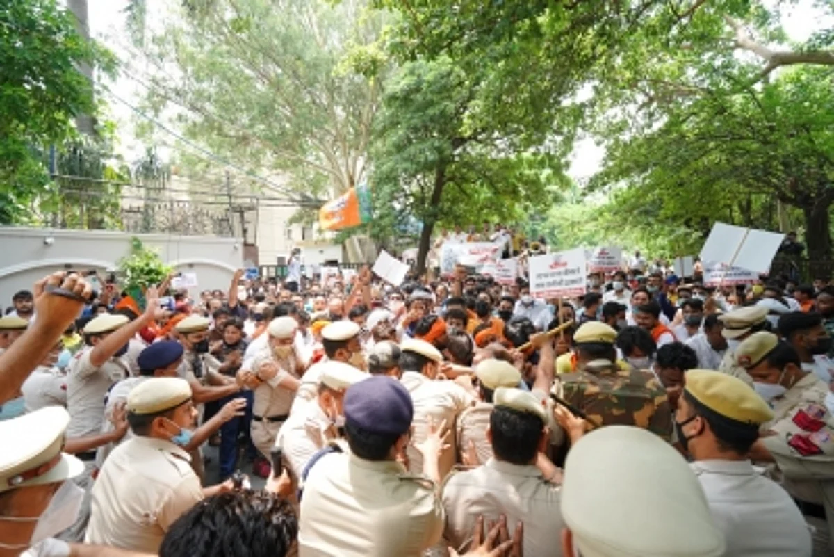 दिल्ली में पानी पर बीजेपी-आप के बीच रार, पुलिस ने भाजपा प्रदर्शनकारियों को खदड़ने के लिए चलाया वाटर कैनन