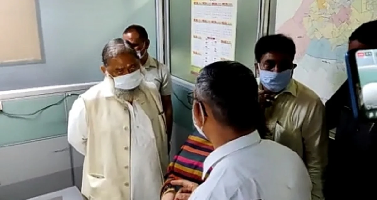 हरियाणा के गृह मंत्री ने अनियमितताओं के आरोप में 2 अधिकारियों को किया निलंबित