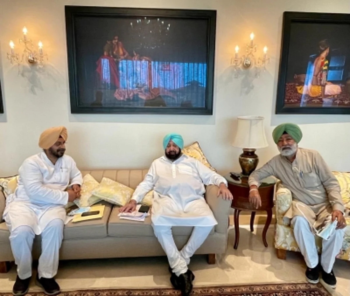आखिर अमरिंदर सिद्धू के राज्याभिषेक में शामिल होने के लिए हुए राजी