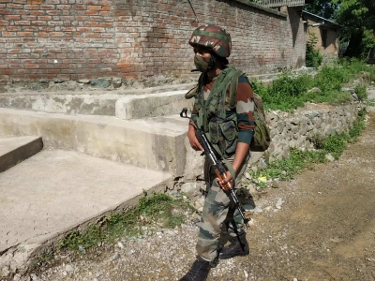 कश्मीर में मुठभेड़, 2 आतंकी ढेर (लीड-1)