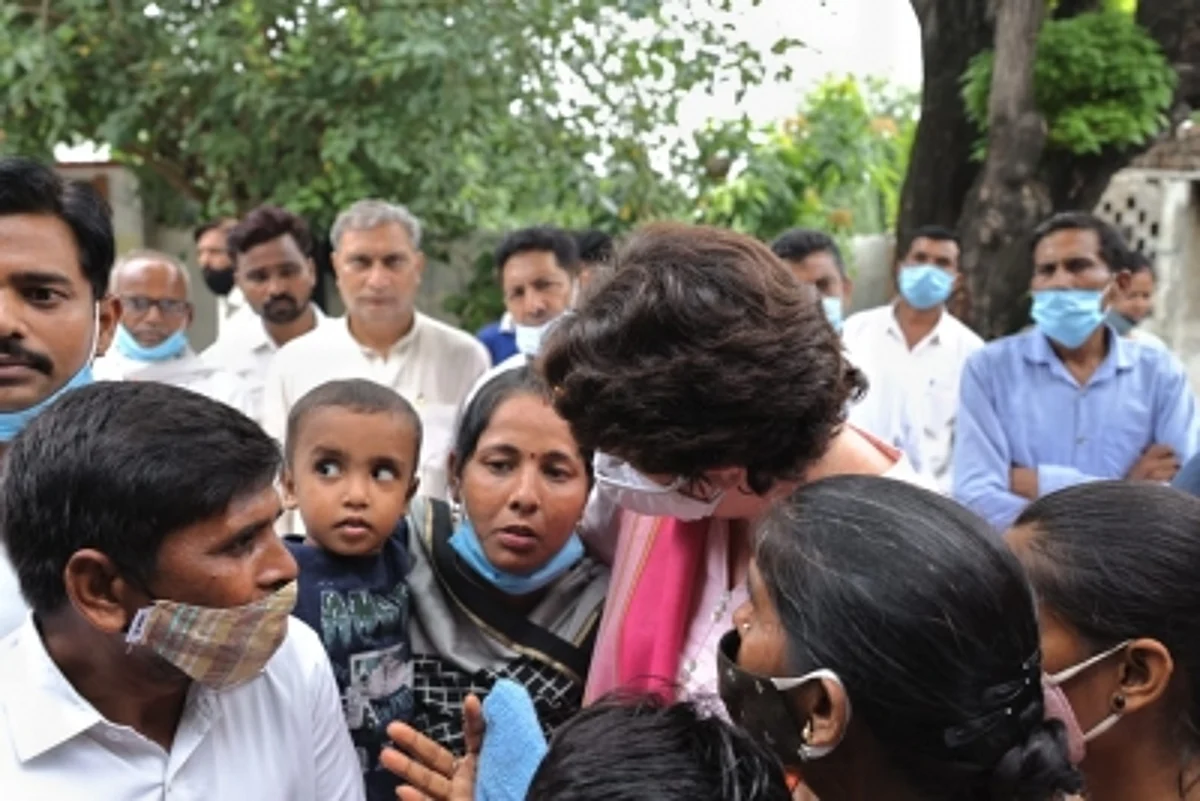 प्रियंका ने की पीड़ित महिलाओं से मुलाकात, बोली जहां धांधली हुई वहां रद्द हो चुनाव