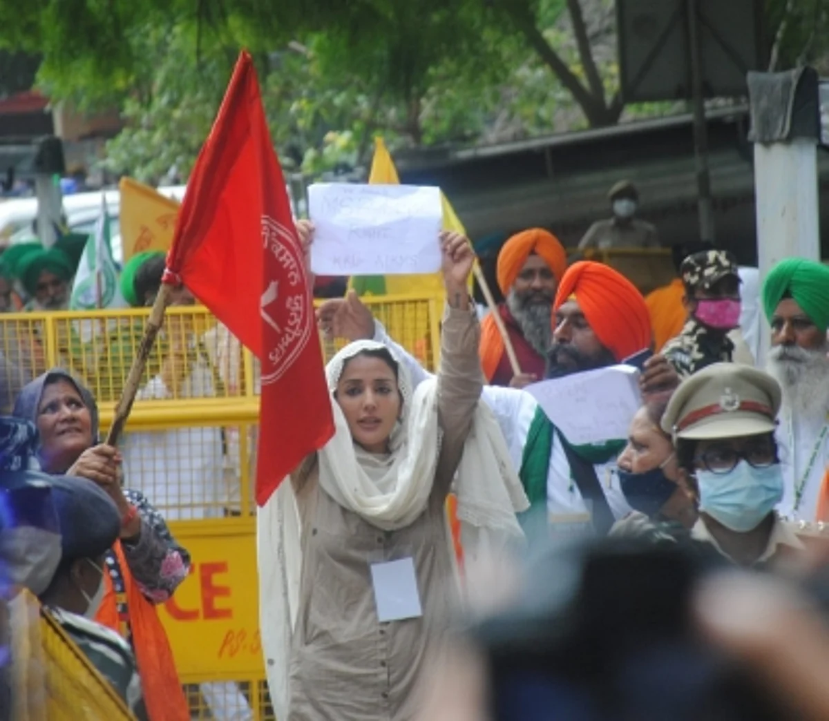 जंतर मंतर पर किसानों ने शुरू की किसान संसद
