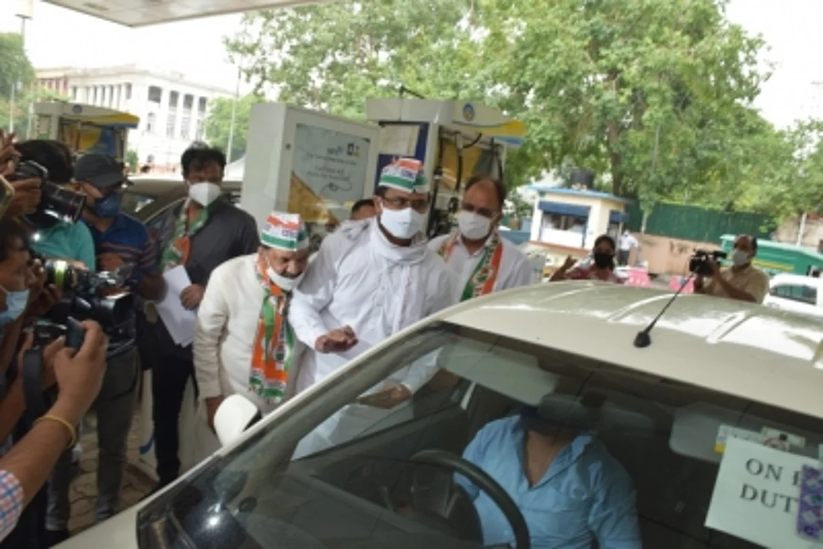 दिल्ली कांग्रेस ने सभी पेट्रोल पम्पों पर चलाया हस्ताक्षर अभियान